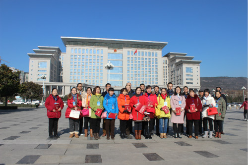 公民代表在市政府广场合影.jpg