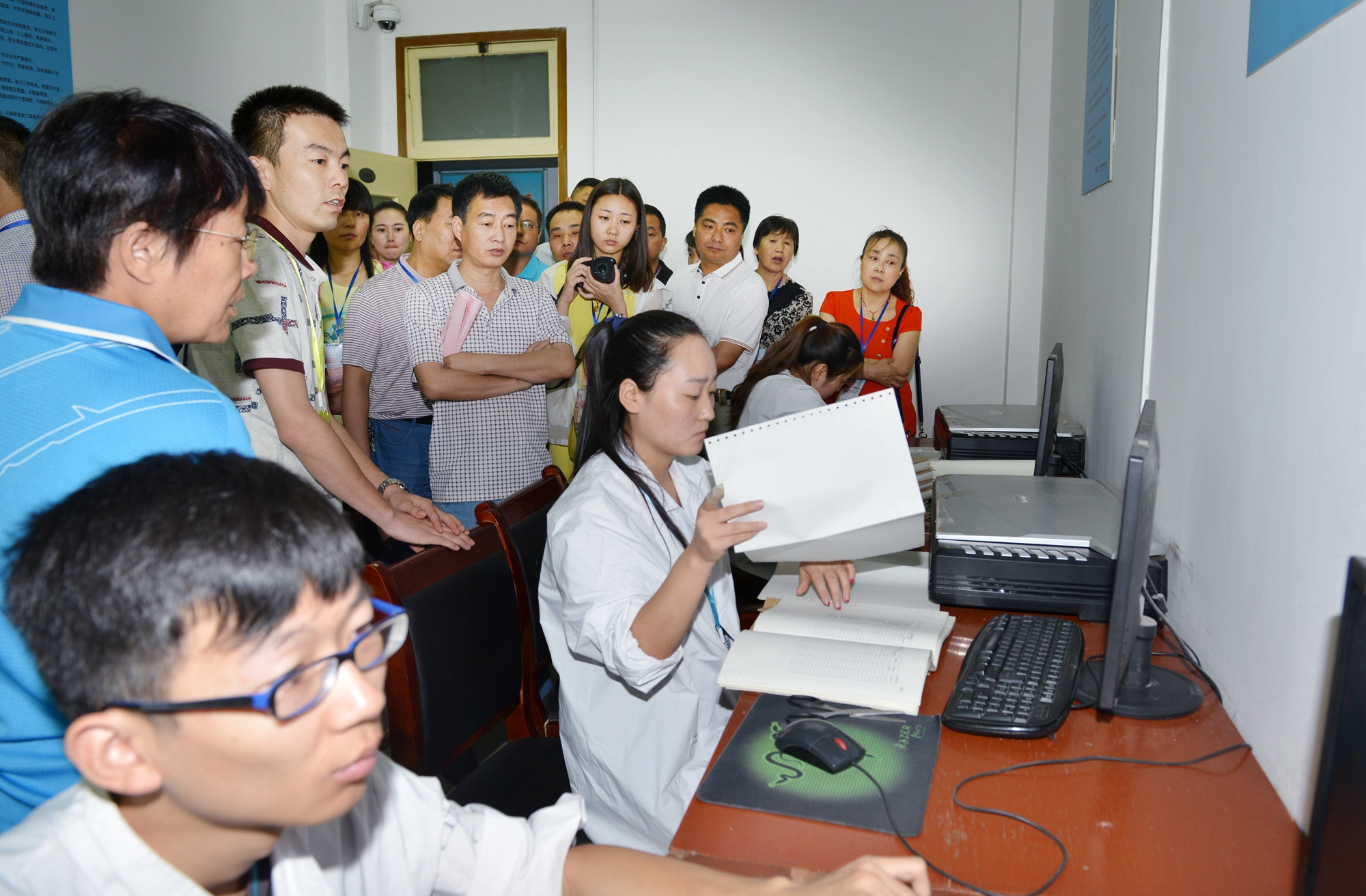 3市民代表实地观摩档案数字化加工过程.JPG
