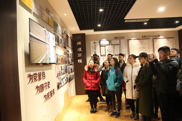 群众参观展室.jpg