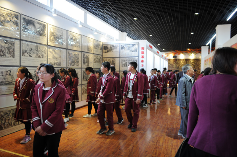 师生参观学习，接受教育.JPG