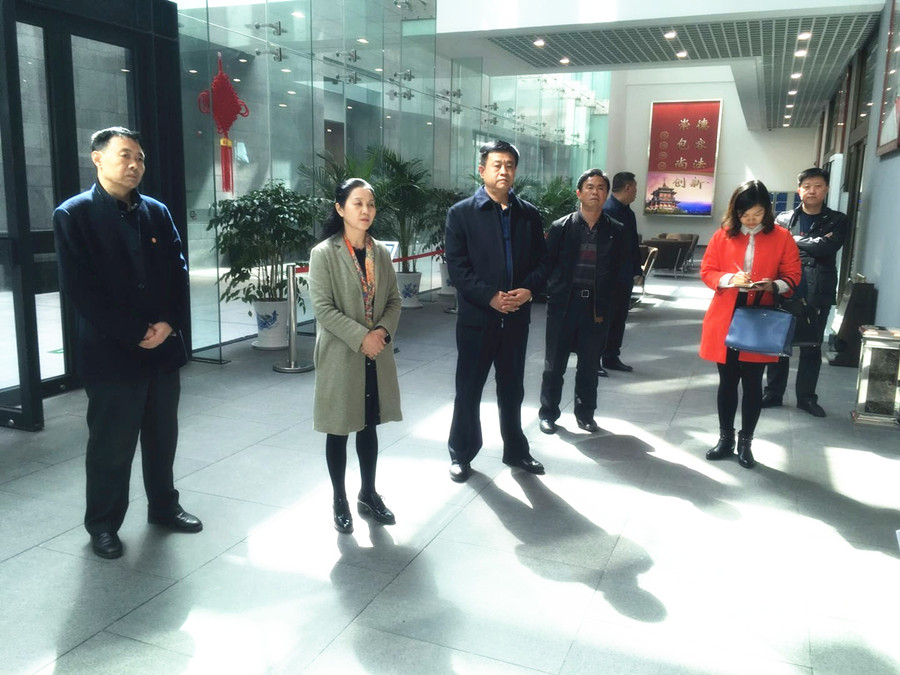 咸阳市档案局局长康亚民（左三）陪同王美丽局长（左二）参观咸阳新馆.jpg