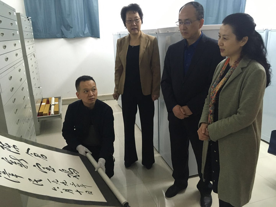 宝鸡市档案局局长齐周怀（右二）为王美丽局长（右一）介绍宝鸡档案馆珍贵馆藏.jpg