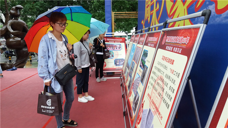 过往群众观看《档案见证改革开放40年》展览.jpg