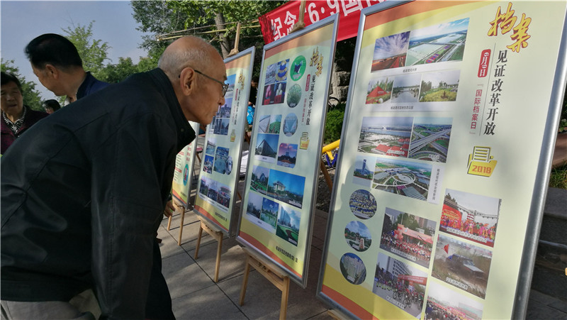 5老同志在杨凌示范区档案宣传展板前认真观看.jpg