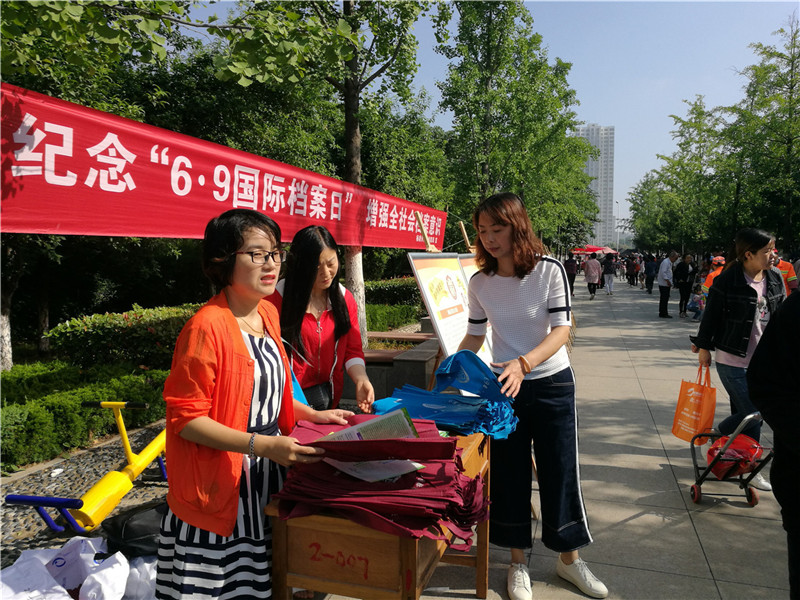 4杨凌示范区档案局工作人员向群发放档案宣传品.jpg