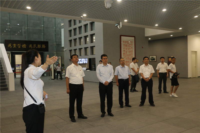 李嘉辉副市长（左三）杨志辉副秘书长（左四）视察档案新馆.jpg