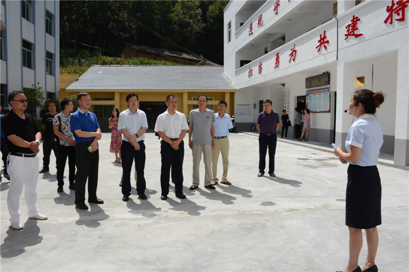 现场会上参观镇机关档案室，倪洋-摄.JPG
