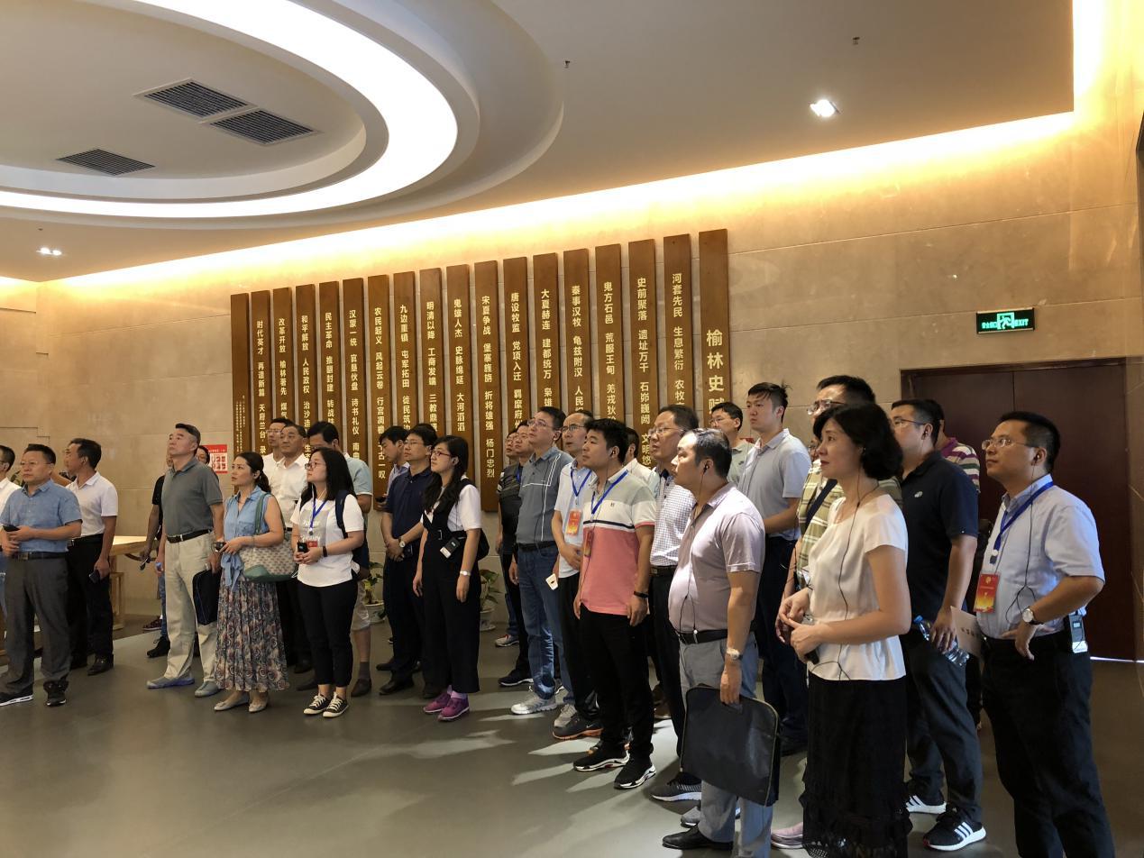参观展馆.jpg