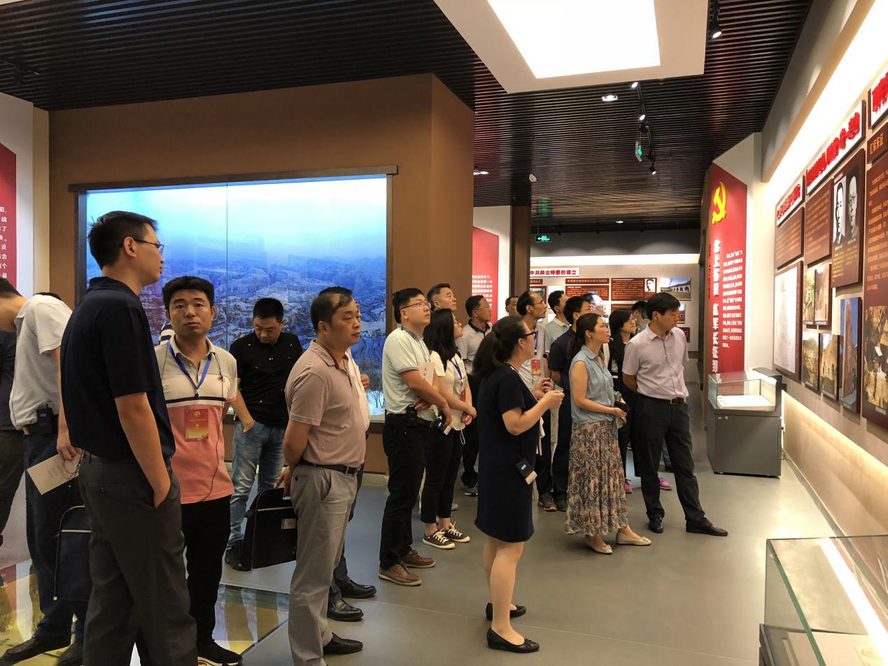 参观展馆1.jpg