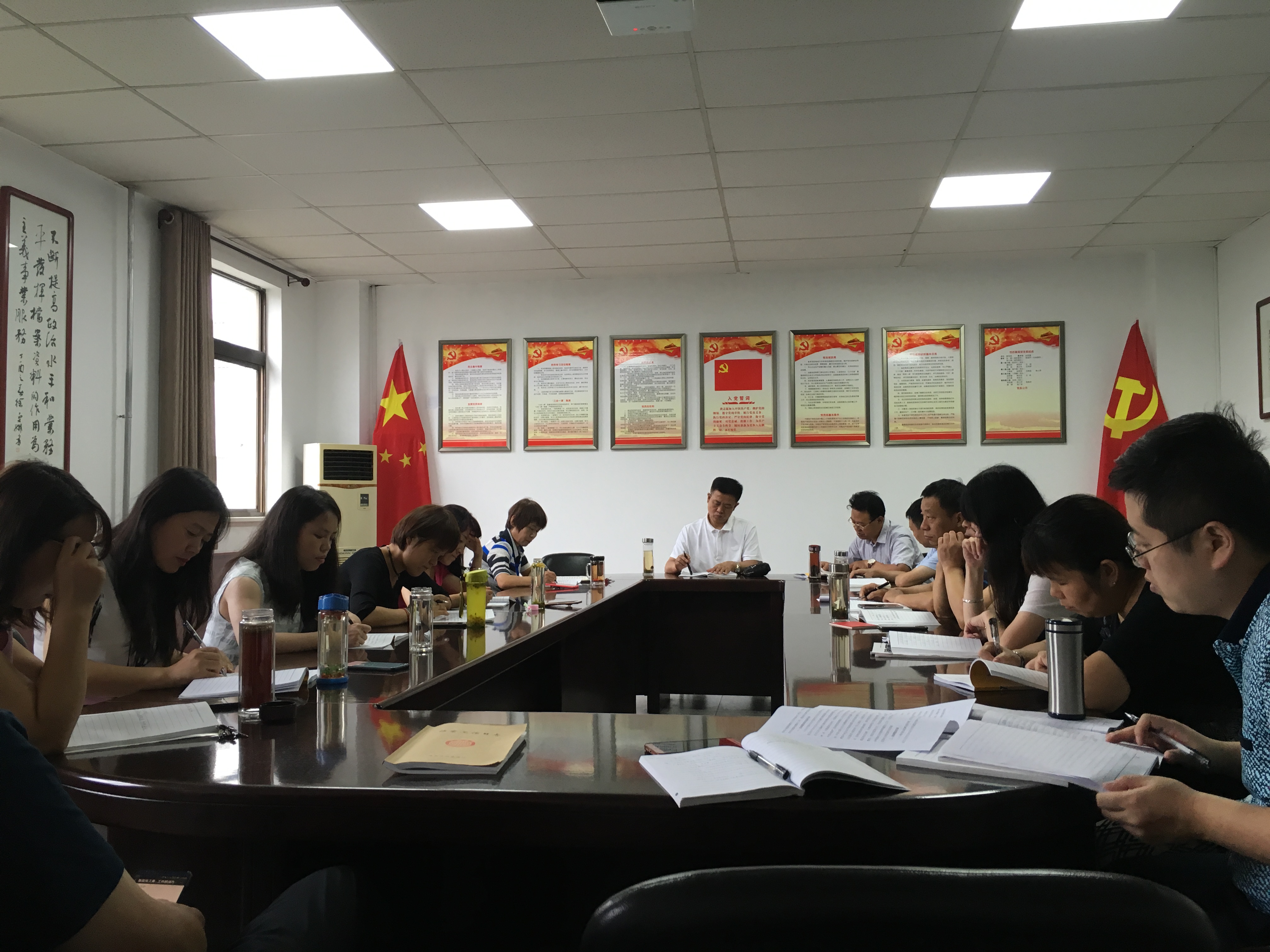 全体干部认真学习.jpg