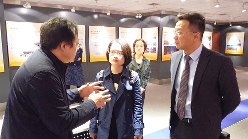 哈萨克斯坦阿斯塔纳市国家档案馆馆长别克吉姆巴耶夫（右）观看西安市档案馆主题展览.jpg