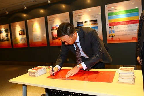 哈萨克斯坦阿斯塔纳市国家档案馆馆长别克吉姆巴耶夫题写留言.JPG